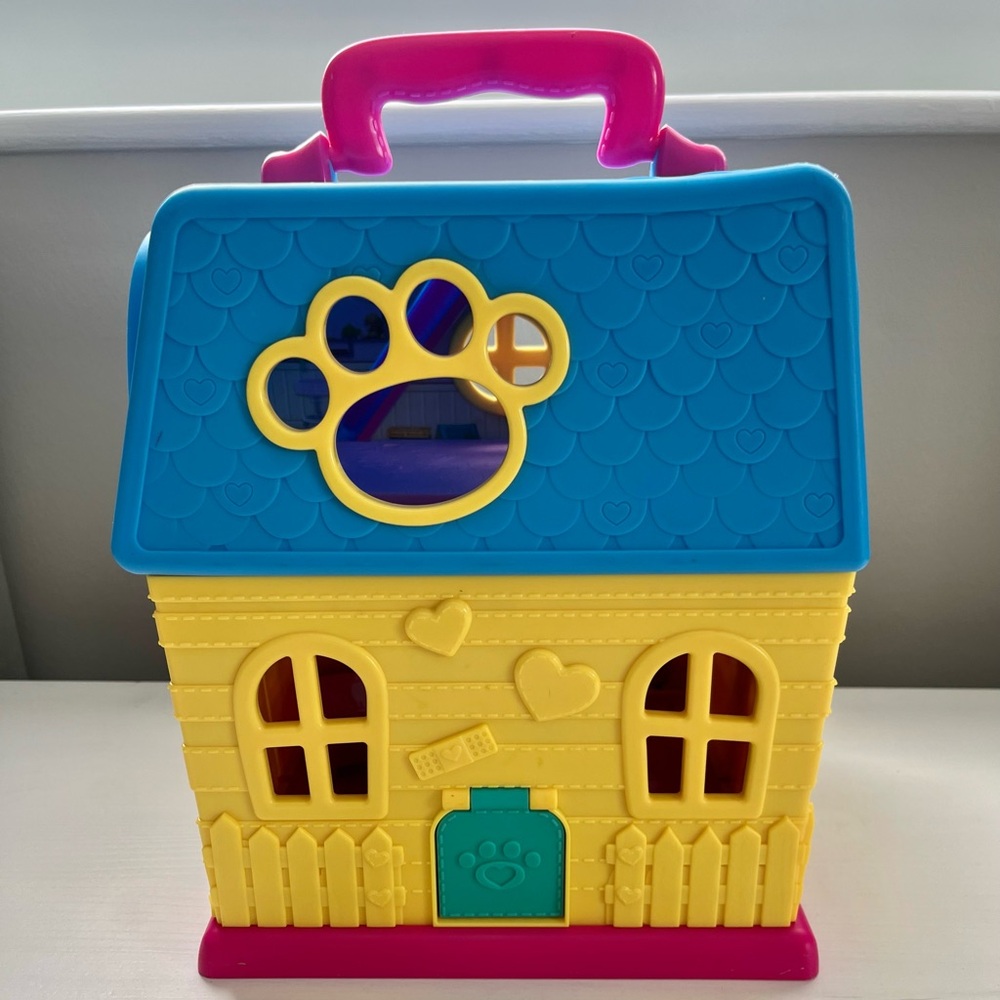 Disney Junior Doc Mcstuffins Folding Clinic Play House with Music - Picture 7 of 10